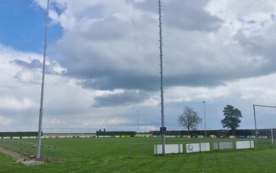 Lichtmasten op hoofdveld geplaatst